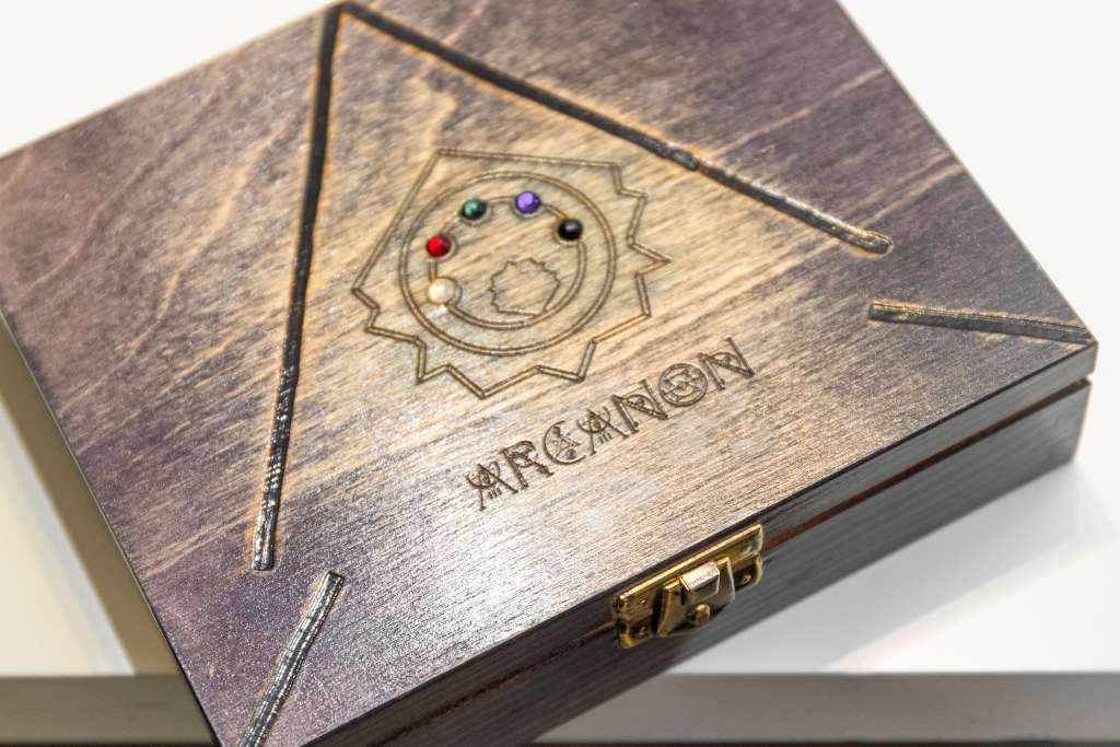 Zdjęcie przedstawiające unikatowe, ręcznie zdobione pudełko kolekcjonerskiego wydania gry Arcanon.