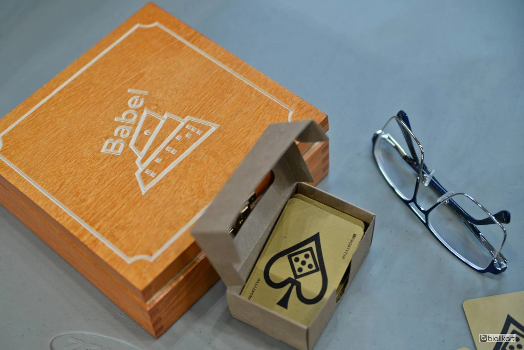 Zdjęcie przedstawia egzemplarz tyflogry "Babel" w drewnianym pudełku.